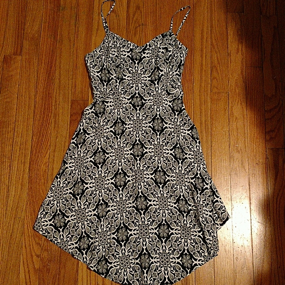 🛍️ Black & White Dress